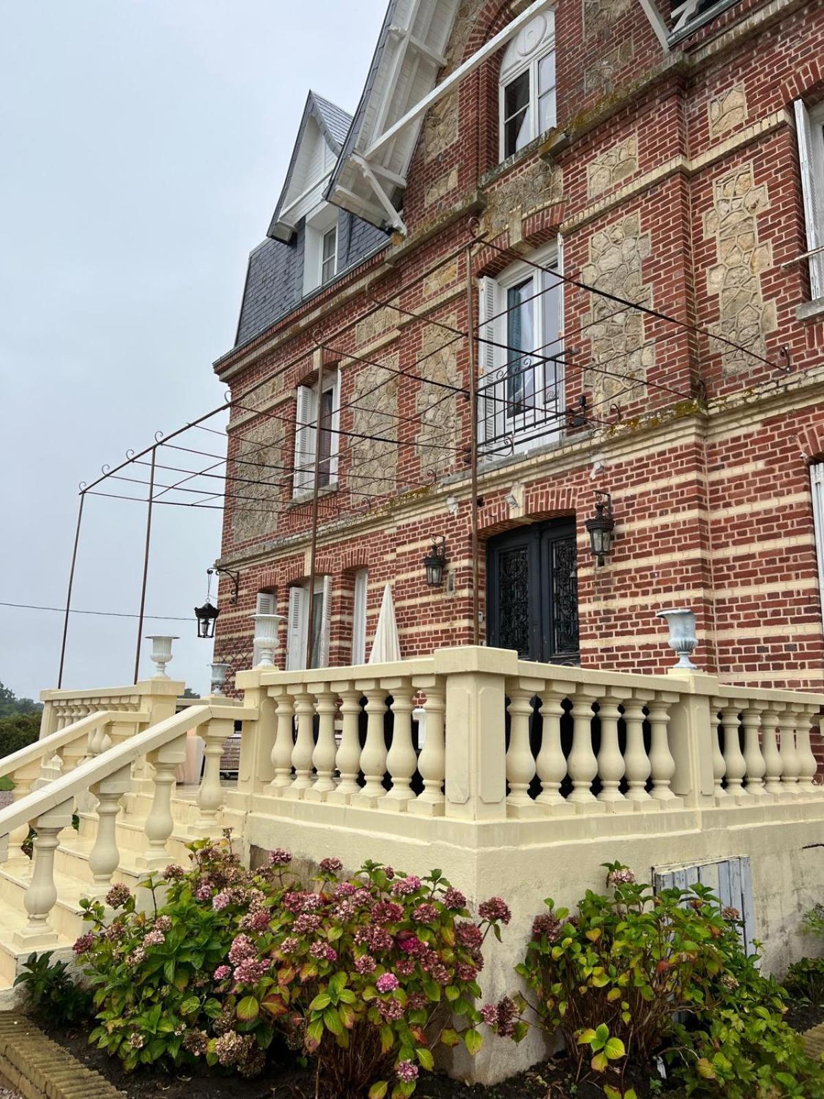 Le Manoir De La Baronnie Villa Norrey-en-Auge Bagian luar foto